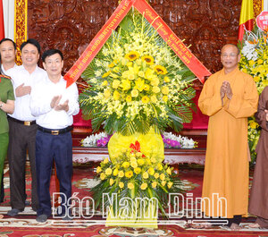 Đồng chí Chủ tịch UBND tỉnh chúc mừng Ban Trị sự Giáo hội Phật giáo tỉnh nhân Đại lễ Phật đản
