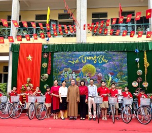 Nam Định: Hội Từ thiện chùa Vọng Cung trao tặng quà đầu năm học mới