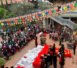 Nam Định: Hội Từ thiện chùa Vọng Cung trao tặng quà Tết xuân Quý Mão-2023