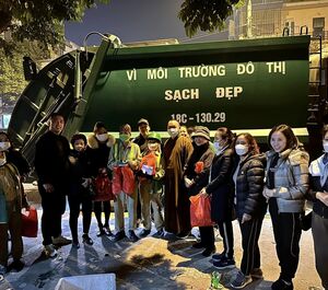 Nam Định: Hội Từ thiện chùa Vọng Cung trao tặng quà Tết cho người lao công