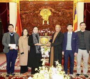 Bà Trần Thị Minh Nga, Phó ban Tôn giáo Chính phủ đến thăm, tặng quà chúc Tết Ban Trị sự GHPGVN tỉnh Nam Định