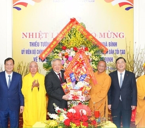 Ông Nguyễn Hoà Bình đến thăm và chúc Tết lãnh đạo Ban Trị sự Phật giáo tỉnh