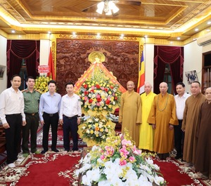 Đồng chí Chủ tịch UBND tỉnh thăm, chúc mừng Ban Trị sự Giáo hội Phật tỉnh nhân Đại lễ Phật đản