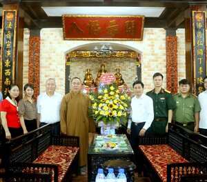 Các đồng chí lãnh đạo thành phố Nam Định chúc mừng Đại lễ Phật đản Phật lịch 2568