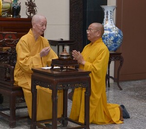 Nghiệp sư và giới tử Đại giới đàn Trí Hải (tỉnh Nam Định) đảnh lễ Đức Pháp chủ GHPGVN