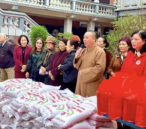 Nam Định: Hội Từ thiện chùa Vọng Cung trao tặng quà Tết cho hộ nghèo