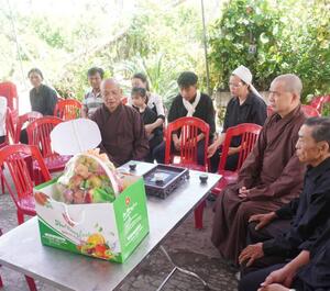 Hòa thượng Thích Quảng Hà thăm hỏi, tặng quà người dân bị thiệt hại do lốc xoáy tại Ninh Bình
