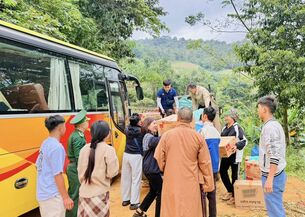 Nam Định; Hội Từ thiện chùa Vọng Cung trao quà cho các em học sinh vùng cao tỉnh Sơn La