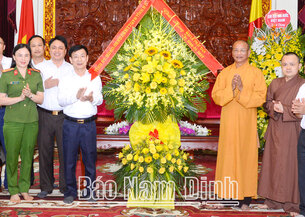 Đồng chí Chủ tịch UBND tỉnh chúc mừng Ban Trị sự Giáo hội Phật giáo tỉnh nhân Đại lễ Phật đản
