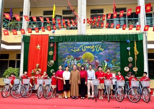 Nam Định: Hội Từ thiện chùa Vọng Cung trao tặng quà đầu năm học mới