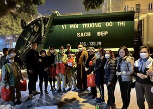 Nam Định: Hội Từ thiện chùa Vọng Cung trao tặng quà Tết cho người lao công