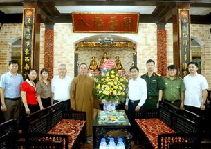Các đồng chí lãnh đạo thành phố Nam Định chúc mừng Đại lễ Phật đản Phật lịch 2568