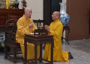 Nghiệp sư và giới tử Đại giới đàn Trí Hải (tỉnh Nam Định) đảnh lễ Đức Pháp chủ GHPGVN