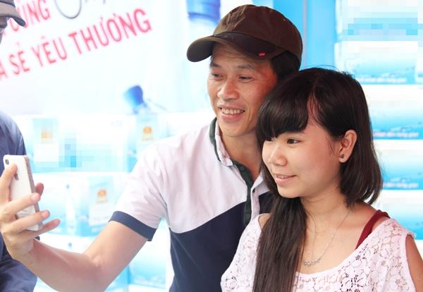 Tại buổi từ thiện, các khách mua hàng đều được chụp ảnh lưu niệm cùng với Hoài Linh.