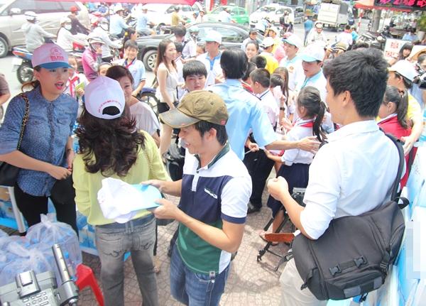 Tuy nhiên để buổi bán nước tiếp tục được diễn ra lực lượng bảo vệ đã có mặt để giải tán đám đông vay quanh xin chữ ký Hoài Linh.