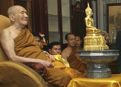 Đức Thượng phụ Tối cao Somdet Phra Nyanasamvara (trái) trong bức ảnh chụp năm 2006. Ảnh: AP