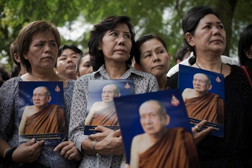 Người dân hôm nay cầm bức ảnh Đức thượng phụ tối cao Somdet Phra Nyanasamvara bên ngoài bệnh viện