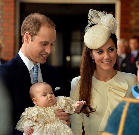 Hoàng tử William và Công nương Catherine bế con trai tới lễ rửa tội hôm qua 23/10.