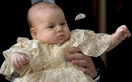 Hoàng tử George, 3 tháng tuổi, trông rất bụ bẫm và đáng yêu.