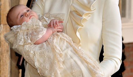 Hoàng tử George mặc một chiếc áo choàng pha ren trong lễ rửa tội.
