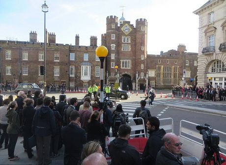 Người dân tụ tập bên ngoài cung điện St James's để ngắm nhìn Hoàng tử bé nước Anh.