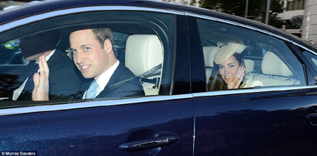 Vợ chồng Hoàng tử William vẫy chào mọi người khi tới cung điện.