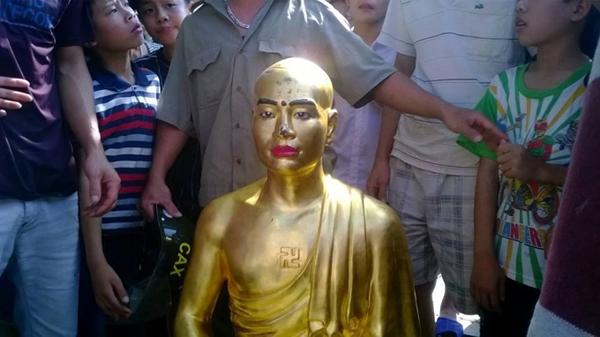 Sư trụ trì thay tượng Phật cổ bằng tượng mình ở Hà Nội (Ảnh cắt từ video).