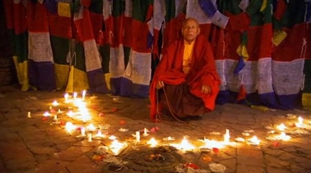 Một nhà sư Tây Tạng thực hiện màn khinh công.