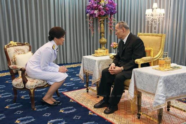  	Thủ tướng Thái Lan Yingluck Shinawatra yết kiến nhà vua Thái Lan trong buổi tuyên thệ nhậm chức với ông tại tại bệnh viện Siriraj (Bangkok) năm 2011.