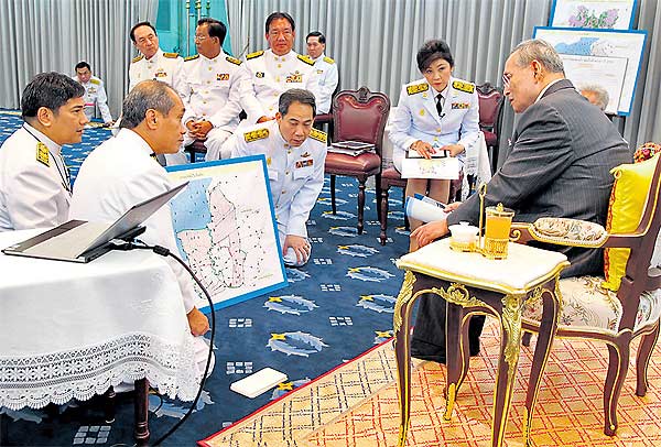  	Thủ tướng Yingluck Shinawatra và các thành viên Uỷ ban quản lý chiến lược tài nguyên nước đang trình bày kế hoạch quản lý nước, phòng chống lũ lụt cho nhà vua Thái Lan.