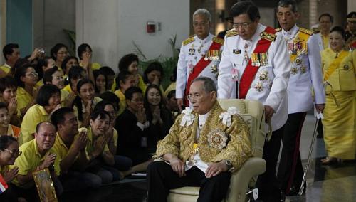 	Người dân Thái quỳ rạp khi nhà vua Thái Lan đi qua.