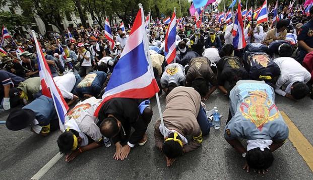  	Những người biểu tình Thái Lan cúi rạp người để thể hiện sự kính trọng với nhà vua Thái Lan nhân sinh nhật lần thứ 85 của ông.