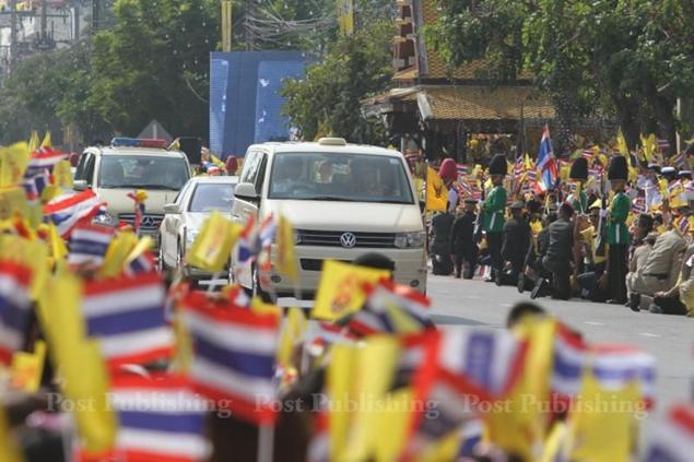  	Lực lượng cảnh sát vừa cố gắng giữ ổn định người dân, vừa quỳ trên đường để thể hiện sự tôn kính của mình lúc xe của nhà vua Thái Lan đi qua.