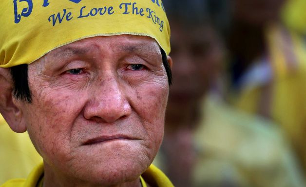  	Một người đàn ông Thái Lan lớn tuổi rưng rưng nước mắt khi nghe nhà vua Thái Lan phát biểu nhân ngày sinh nhật lần thứ 85.