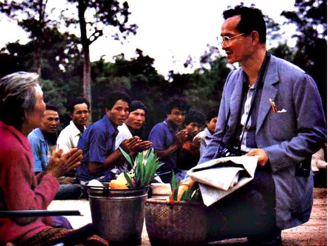  	Người dân Thái kính cẩn chắp tay trước nhà vua Thái khi ông tới thăm hỏi.