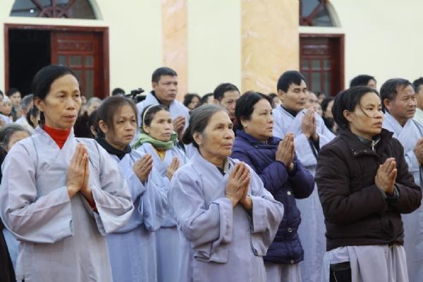 Phật tử về chùa sám hối và nghe pháp trong trời đông giá rét