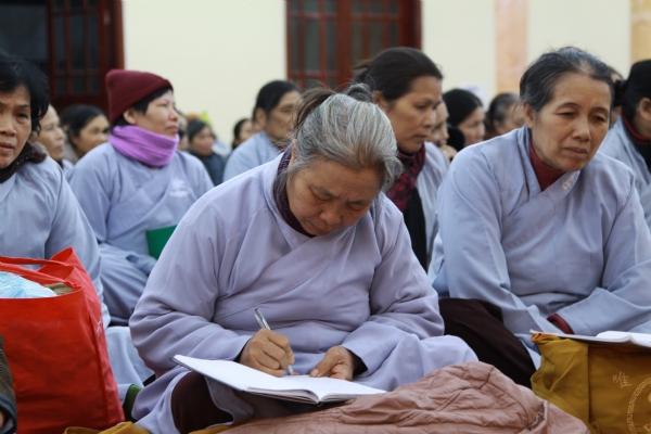 Phật tử về chùa sám hối và nghe pháp trong trời đông giá rét