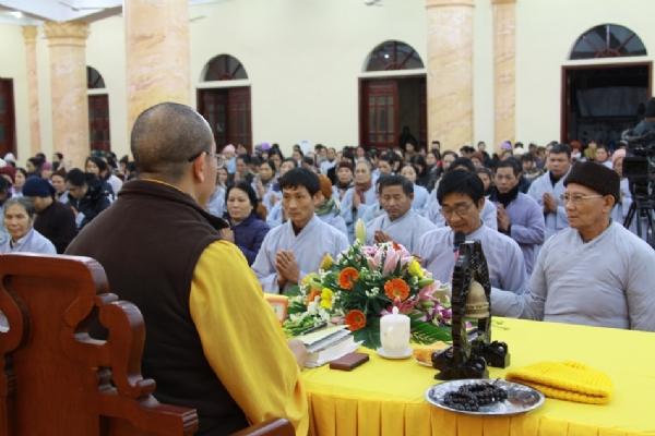 Phật tử về chùa sám hối và nghe pháp trong trời đông giá rét