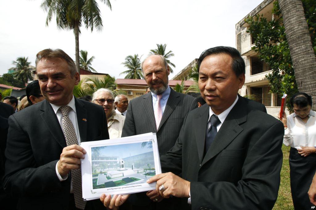 Quan chức Campuchia và Đại sứ Đức đang cầm bản thiết kế Đài tưởng niệm.jpg