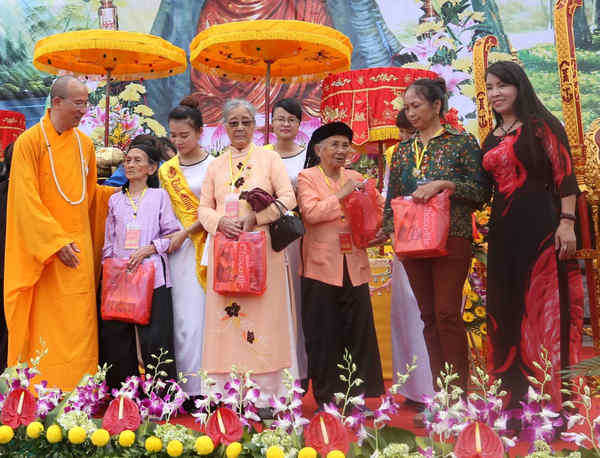 Phó Chủ tịch UBND tỉnh Quảng Ninh- bà Hoàng Thị Hà cùng Thầy trụ trì Chùa ba Vàng Thích Trúc Thái Minh tặng quà cho các bà mẹ Việt Nam anh hùng
