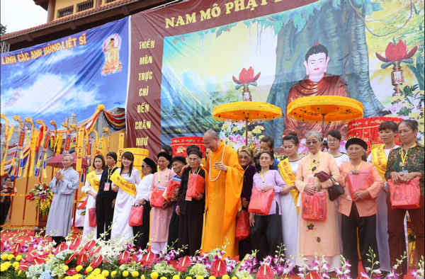 Thầy Trụ trì chùa Ba Vàng Thích Trúc Thái Minh và ông Vũ Thế Khanh- TGĐ Liên hiệp Khoa học UIA tặng quà cho các bà mẹ Việt Nam anh hùng.