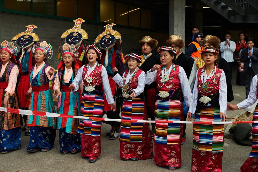 Đội Văn công mặc trang phục Tây Tạng, hát những bài hát truyền thống dân tộc để cung nghinh đức Đạt Lai Lạt Ma đến St. Jakobshalle, nơi Ngài chia sẻ Pháp thoại