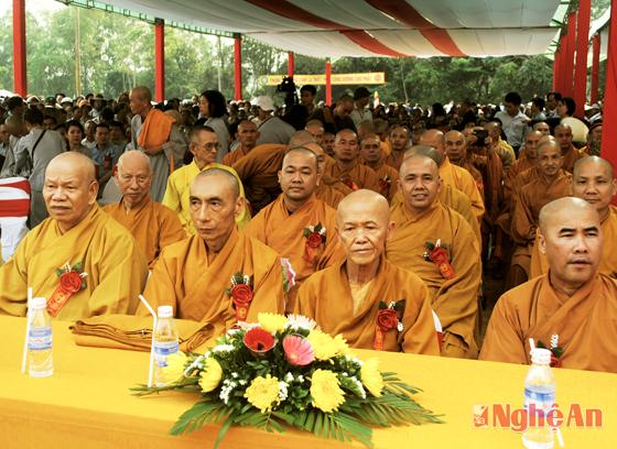 Đại diện tổ chức Phật giáo các cấp tham dự buổi lễ