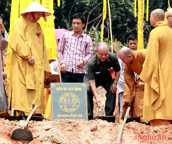 Đại tướng Phạm Văn Trà cùng chư vị tăng, ni Giáo hội Phật giáo Việt Nam đặt viên đá tượng trưng cho công trình xây dựng