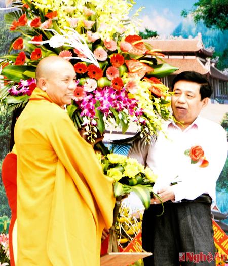 Đồng chí Nguyễn Xuân Đường tặng hoa chúc mừng 
