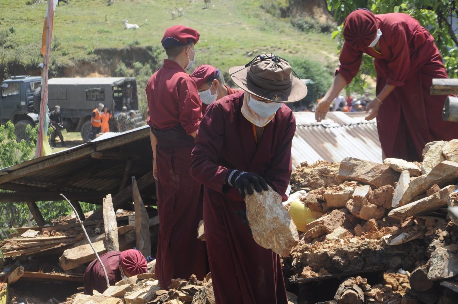 Nữ tăng Nepal dùng võ thoát động đất kinh hoàng - 1