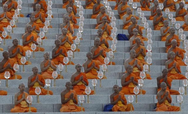 8.	Các Tăng sĩ Phật giáo tụ hội và cầu nguyện tại Wat Dhammakaya ở tỉnh Pathum Thani 