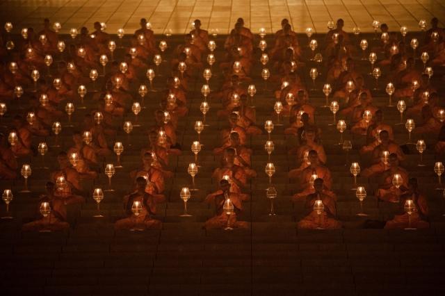 14.	Các Tu sĩ cầu nguyện tại Wat Dhammakaya 