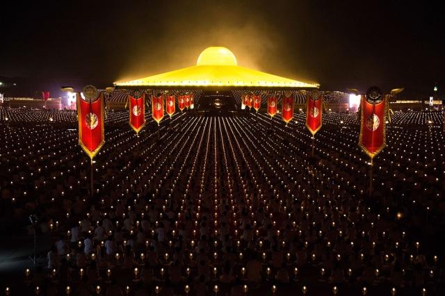 16.	Hai ngàn Tu sĩ và hàng trăm ngàn Phật tử tụ hội trong nghi lễ thắp nến tại Wat Dhammakaya, Bangkok, Thái Lan