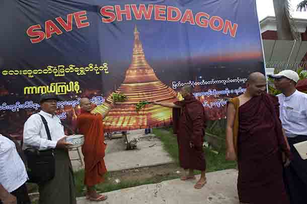 Shwedagon-Monks.jpg